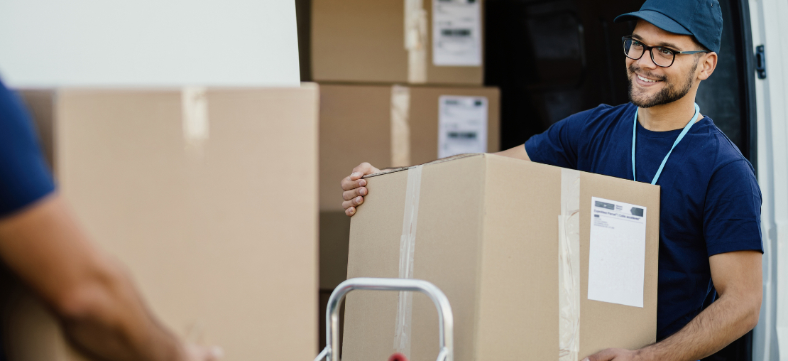 Homem realizando entrega rápida de caixa