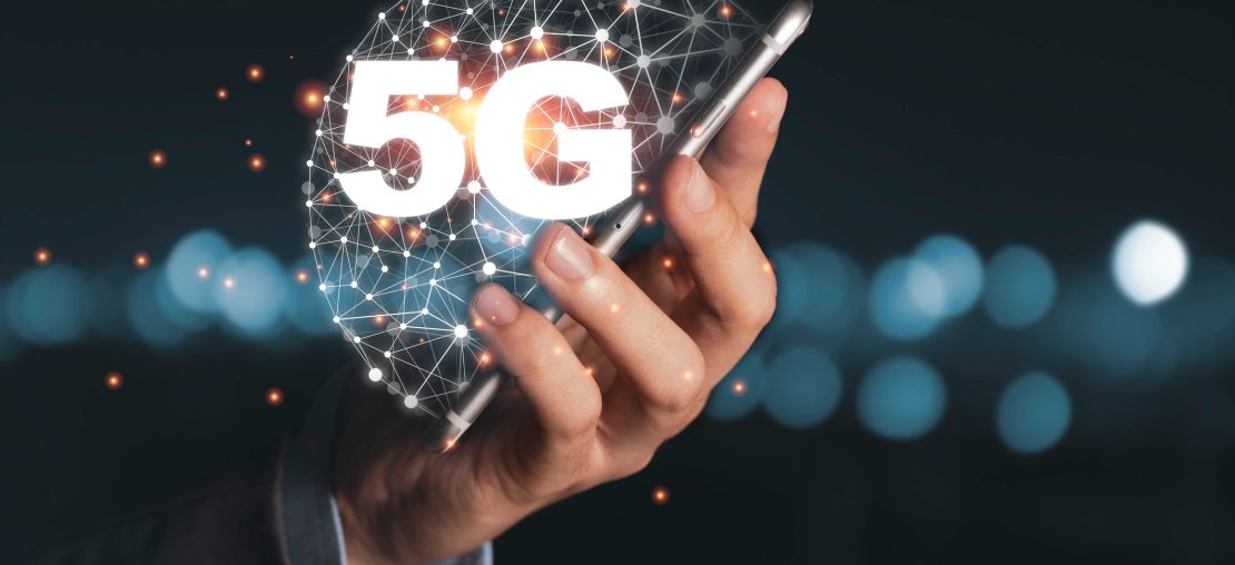 Mãos masculinas mexendo no celular que está com a conectividade 5G