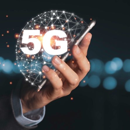 Mãos masculinas mexendo no celular que está com a conectividade 5G