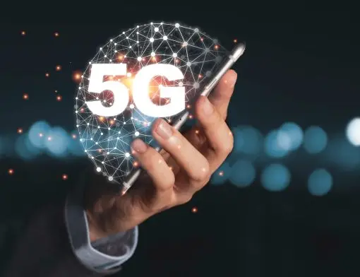 Mãos masculinas mexendo no celular que está com a conectividade 5G