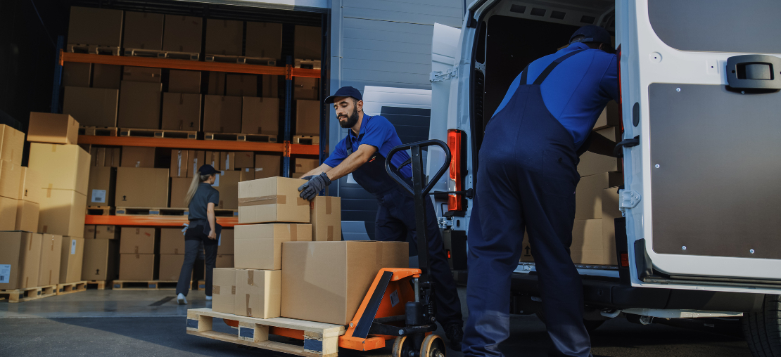 Trabalhadores uniformizados descarregando caixas de caminhão