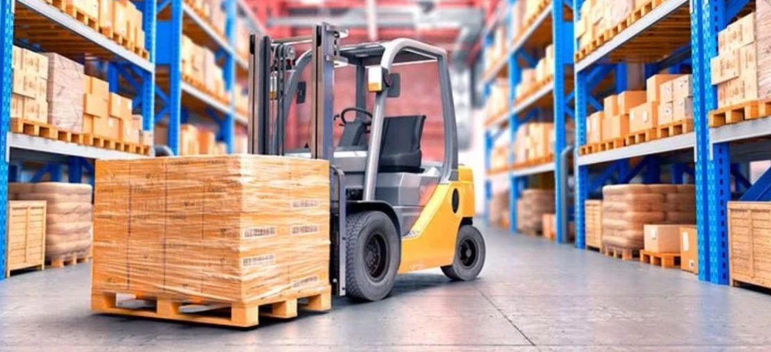 Empilhadeira com palete em armazém