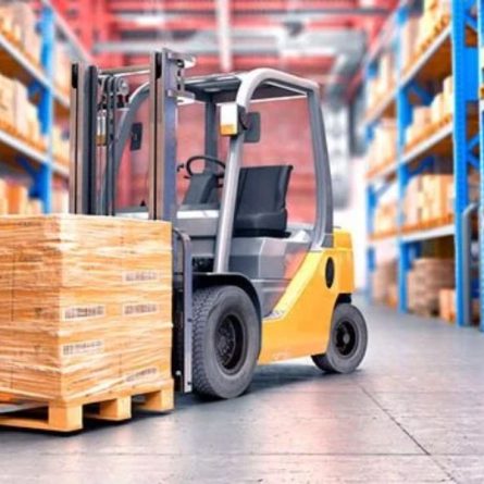 Empilhadeira com palete em armazém