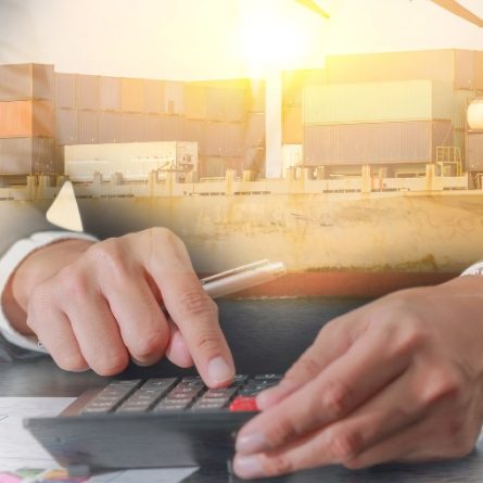 Mãos masculinas utilizando uma calculadora para fazer cálculo tributário