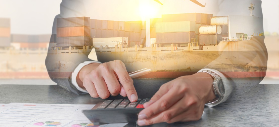 Mãos masculinas utilizando uma calculadora para fazer cálculo tributário